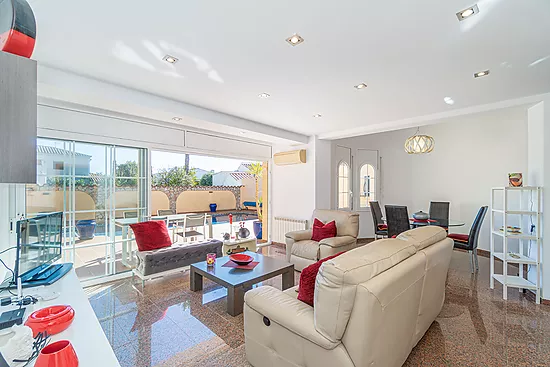 Magnificent single-storey house with private pool – Empuriabrava