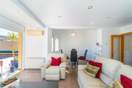 Magnificent single-storey house with private pool – Empuriabrava