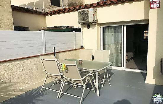 Apartamento reformado con amplia terraza y aparcamiento privado en Santa Margarita Roses
