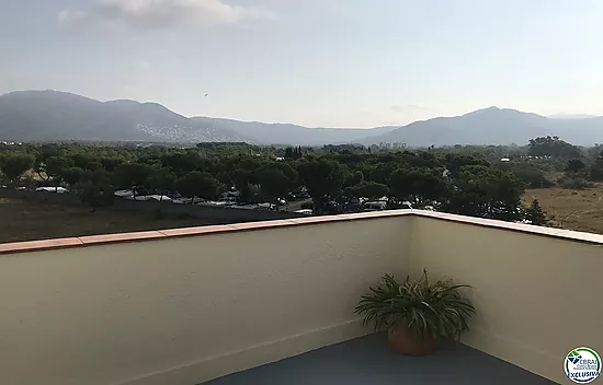 Apartamento reformado con amplia terraza y aparcamiento privado en Santa Margarita Roses