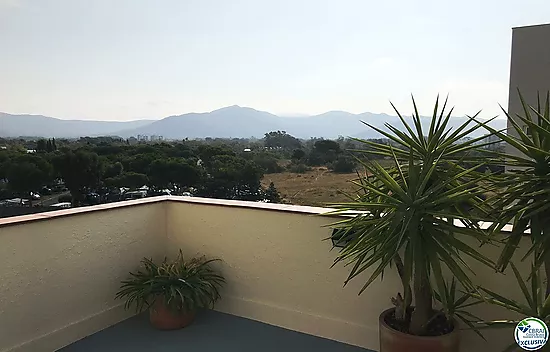 Apartamento reformado con amplia terraza y aparcamiento privado en Santa Margarita Roses