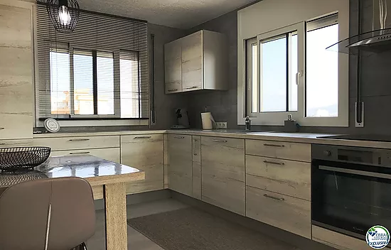 Apartamento reformado con amplia terraza y aparcamiento privado en Santa Margarita Roses