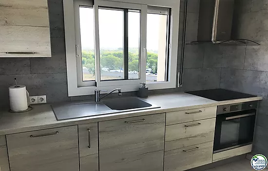 Apartamento reformado con amplia terraza y aparcamiento privado en Santa Margarita Roses