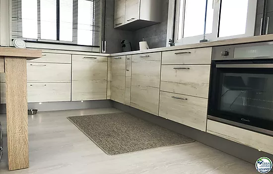 Apartamento reformado con amplia terraza y aparcamiento privado en Santa Margarita Roses