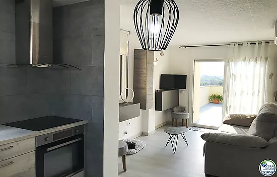 Apartamento reformado con amplia terraza y aparcamiento privado en Santa Margarita Roses