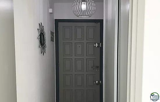 Apartamento reformado con amplia terraza y aparcamiento privado en Santa Margarita Roses