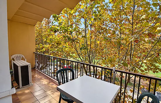 Appartement rénové avec terrasse et climatisation
