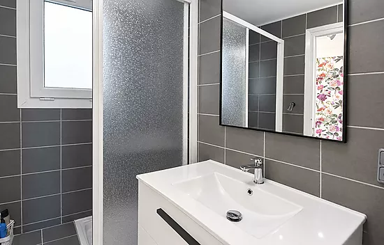 Appartement rénové avec terrasse et climatisation