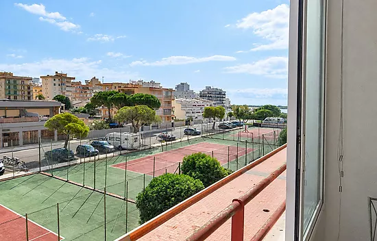 Lovely apartment in Roses with communal pools and open views