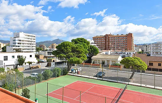 Lovely apartment in Roses with communal pools and open views