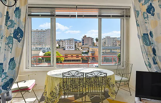 Lovely apartment in Roses with communal pools and open views