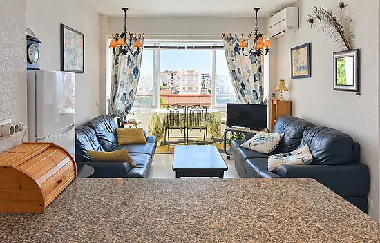 Lovely apartment in Roses with communal pools and open views