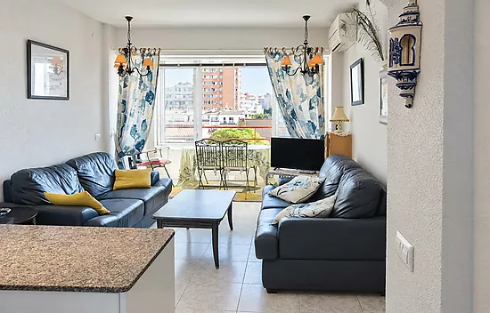 Lovely apartment in Roses with communal pools and open views