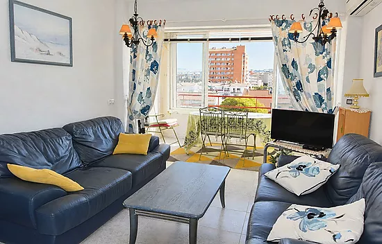 Lovely apartment in Roses with communal pools and open views