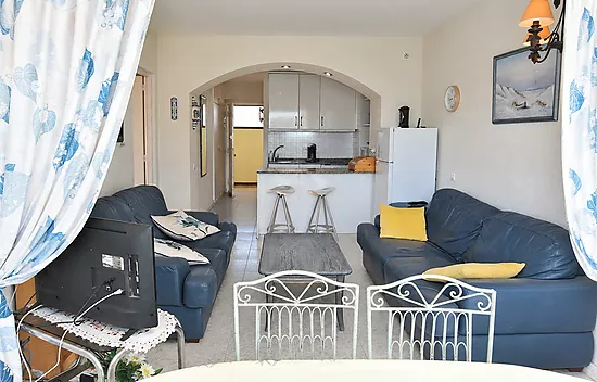 Lovely apartment in Roses with communal pools and open views