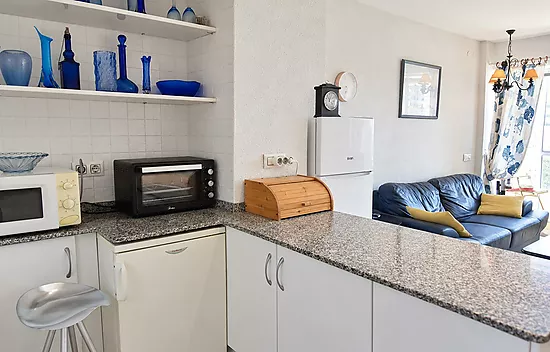 Lovely apartment in Roses with communal pools and open views