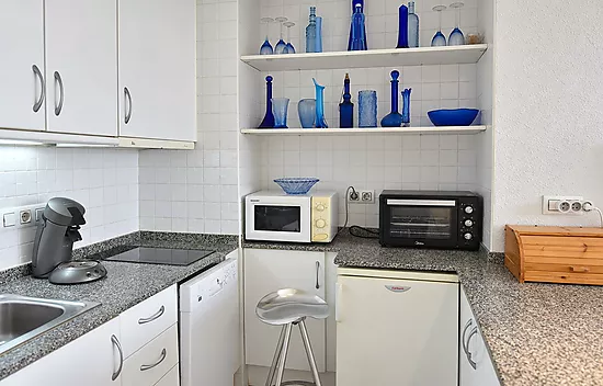 Lovely apartment in Roses with communal pools and open views