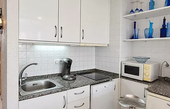 Lovely apartment in Roses with communal pools and open views