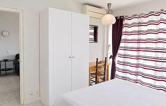 Lovely apartment in Roses with communal pools and open views
