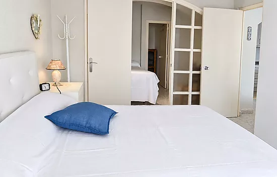 Lovely apartment in Roses with communal pools and open views