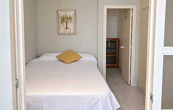 Lovely apartment in Roses with communal pools and open views