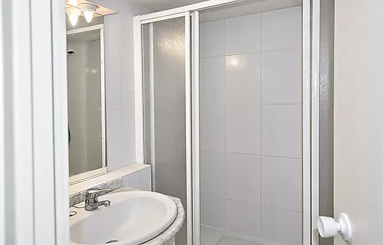 Lovely apartment in Roses with communal pools and open views