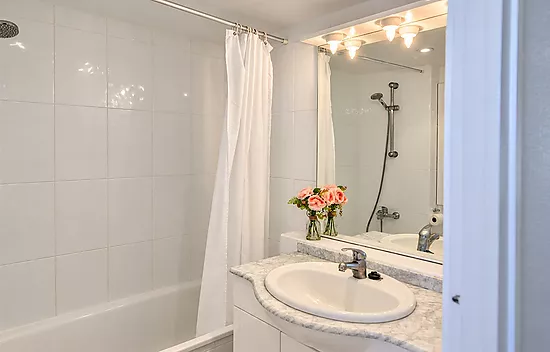 Lovely apartment in Roses with communal pools and open views