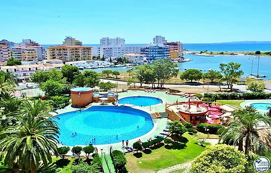 Lovely apartment in Roses with communal pools and open views