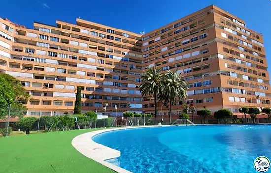 Lovely apartment in Roses with communal pools and open views