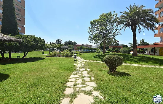 Lovely apartment in Roses with communal pools and open views