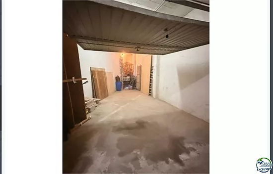 Enclosed garage with a 23 m² storage room in the center of Torroella de Montgrí.