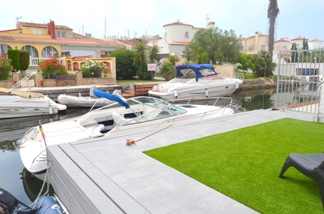 Villa Sur Canal Large Avec Amarre Et Orientation Sud En Vente A Empuriabrava Espagne
