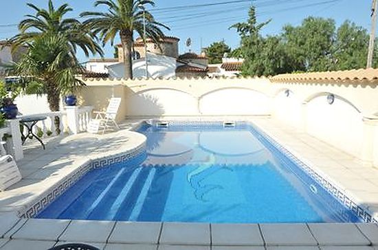 Casa 3 dormitorios con piscina privada en alquiler en Empuriabrava