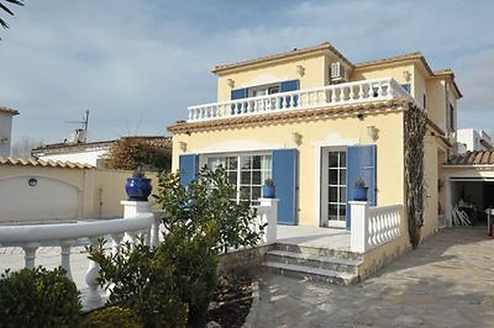 Empuriabrava, en location, jolie villa 3 chambres, totalement équipée, garage, jardin et piscine privée