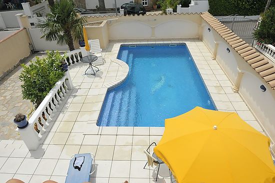 Casa 3 dormitorios con piscina privada en alquiler en Empuriabrava