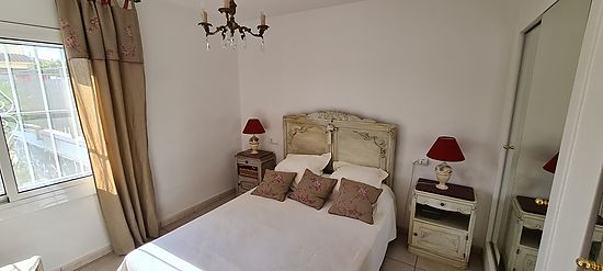 Rosas, en venta, apartamento  reformado ,con 2 dormitorios y parking privado , en zona residencial y