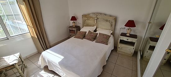 Rosas, en venta, apartamento  reformado ,con 2 dormitorios y parking privado , en zona residencial y