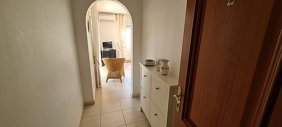 Rosas, en venta, apartamento  reformado ,con 2 dormitorios y parking privado , en zona residencial y