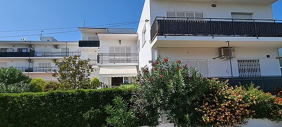 Rosas, en venta, apartamento  reformado ,con 2 dormitorios y parking privado , en zona residencial y