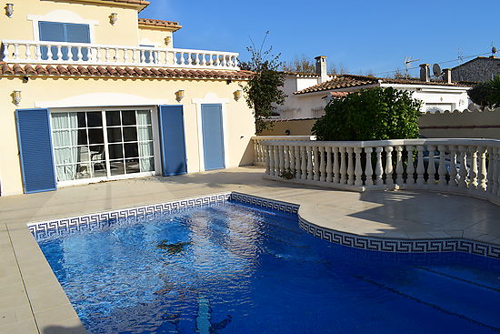 House 3 bedrooms with private swimming pool for rent in Empuriabrava