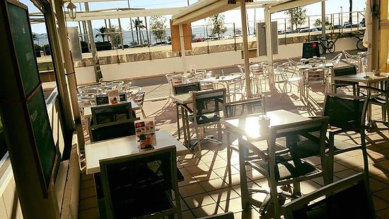 Empuriabrava, bar restaurante en venta, situado  justo frente a la playa