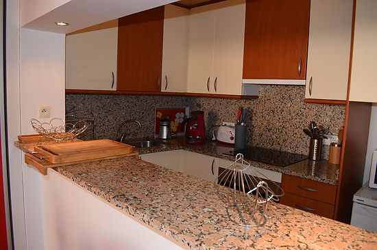 Apartment with 2 bedrooms  near of beach  , wifi services included for rent in Empuriabrava
