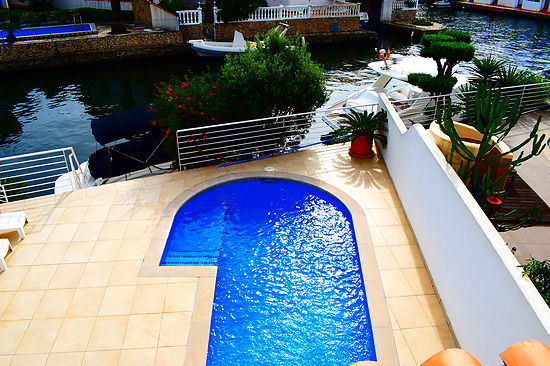 Attitude Services : Empuriabrava, en alquiler, bonita casa moderna con 3 dormitorios, piscina y amarre privado, wifi.