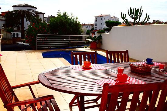 Empuriabrava, for rent, beautiful modern house with 3 bedrooms , private pool and mooring, wifi.ref 