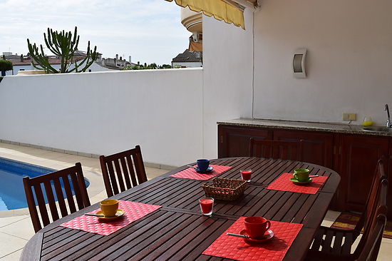 Modern house with 3 bedrooms, swimming pool and private mooring, wifi for rent in Empuriabrava