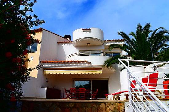 Empuriabrava, for rent, beautiful modern house with 3 bedrooms , private pool and mooring, wifi.ref 