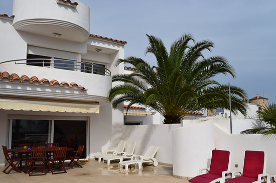 Modern house with 3 bedrooms, swimming pool and private mooring, wifi for rent in Empuriabrava