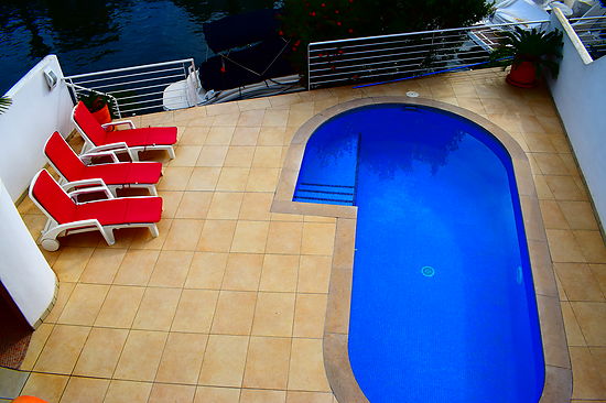 Empuriabrava, en alquiler, bonita casa moderna con 3 dormitorios, piscina y amarre privado, wifi. re