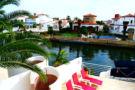 Modern house with 3 bedrooms, swimming pool and private mooring, wifi for rent in Empuriabrava