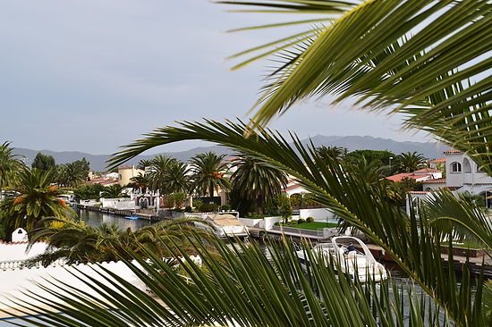 Modern house with 3 bedrooms, swimming pool and private mooring, wifi for rent in Empuriabrava
